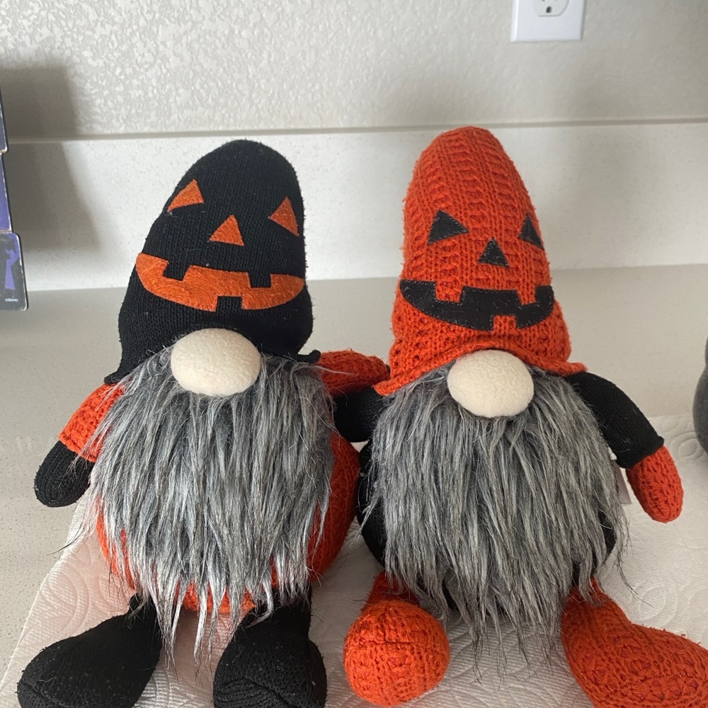2 HALLOWEEN GNOMES HUGGING